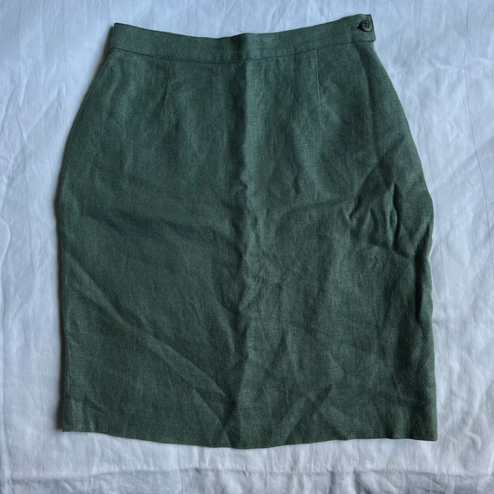 En grön pennkjol 💚Det står stl36 i kjolen men jag tycker det är en stl34. 💚. Kjolar.