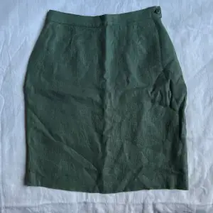 En grön pennkjol 💚Det står stl36 i kjolen men jag tycker det är en stl34. 💚