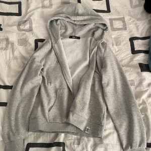 Zip up hoodie - Säljer då den inte kommer till användning. Skriv för mer info 😁