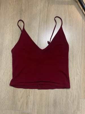 Linne brandy melville - Väldigt fint linne från brandy Melville, sytråden har börjat repa sig lite och den har en liten fläck som jag kan testa och se ifall den går bort i tvätten!