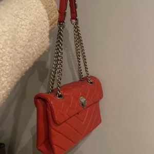 Kurt geiger väska - Säljer min stora kurt geiger väska. Den är i bra skick med några få slitningar på baksidan och nedre hörnen (syns knappt). Jag har startat en budgivning på väskan eftersom det är många intresserade.