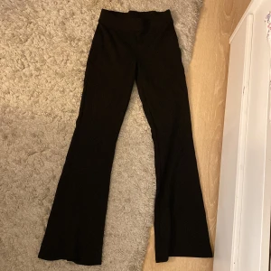 Utsvängda tights  - Ett par super sköna utsvängda tights i strl XS köpta från Gina tricot. Dom är för korta på mig därav säljer jag dom! Inga fel alls på dom överlag, väldigt sköna tights, något man kan ha hemma men även till andra ställen. Betalning sker via swish