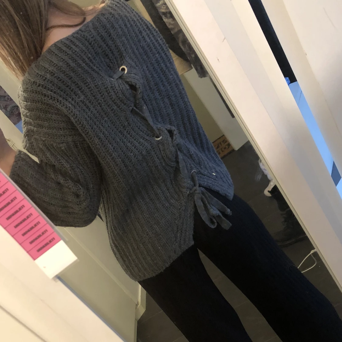 Stickad tröja med snörning i ryggen