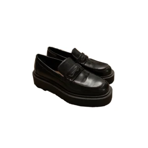 loafers - använda en gång pga av att de var för stora för mig, från h&m! är osäker på frakten men tar reda på det om ni är intresserade💋