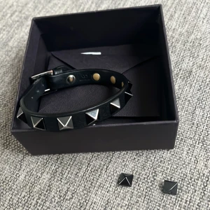 Valentino armband  - Säljer detta snygga Valentino armband i bra skick! Cond: 7/10. Box och extra nitar följer med. Finns fler bilder😃 nypris : 2 500kr