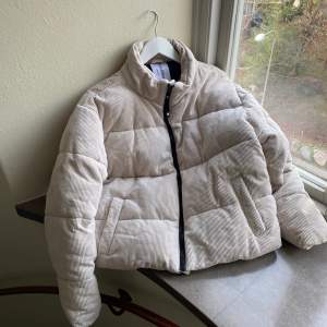 Puffer jacket / vinterjacka i manchesterliknande tyg, tjock och varm! Storlek Medium, i unisex storlek så en ganska stor medium! Från märket Collusion. Sparsamt använd och i fint skick! Krämvit/off white härlig, lättmatchad färg. 