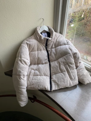 Puffer jacket, vinterjacka i Manchester  - Puffer jacket / vinterjacka i manchesterliknande tyg, tjock och varm! Storlek Medium, i unisex storlek så en ganska stor medium! Från märket Collusion. Sparsamt använd och i fint skick! Krämvit/off white härlig, lättmatchad färg. 