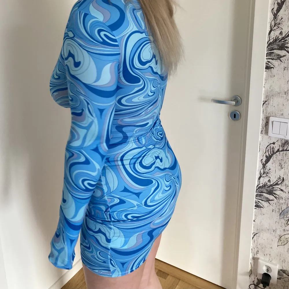 Denna blå klänning är superfin men jag har lite för stort byst för att passa i denna. Den är i storlek M/L men är liten i storlek och känns som M. Klänningar.