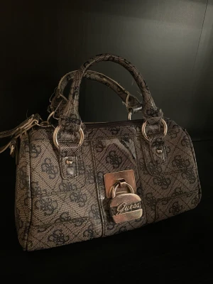 Vintage guess väska - Marinblå väska från guess, fina detaljer🤍