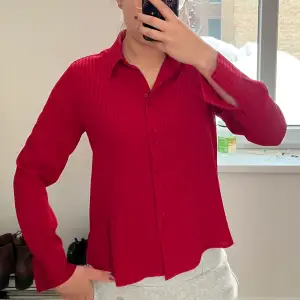 Säljer denna fina röda skjorta. Skjortan är i jätte fin sick❤️
