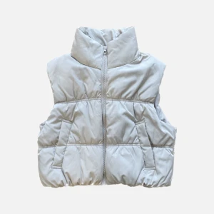 Väst H&M - Beige väst från H&M i begagnat skick ❤️‍🔥 Den har små slitningar, såsom små fläckar och att den blivit delvis missfärgad av smink vid kragen (syns på bild 3). Det är dock inget som förstör helheten enligt mig. Fraktas spårbart för 49 kr! 💌