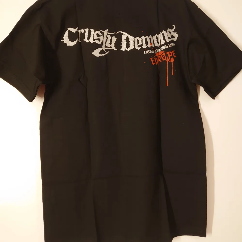 svart crusty demon Tshirt (finns i XL och M). T-shirts.