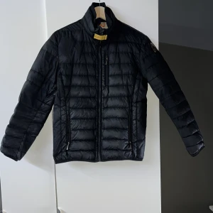 Parajumper jacka  - Säljer min parajumper jacka för ett schysst pris, den är använd men skicket är fortfarande 8/10. Liten i storlek, Skriv för mer info