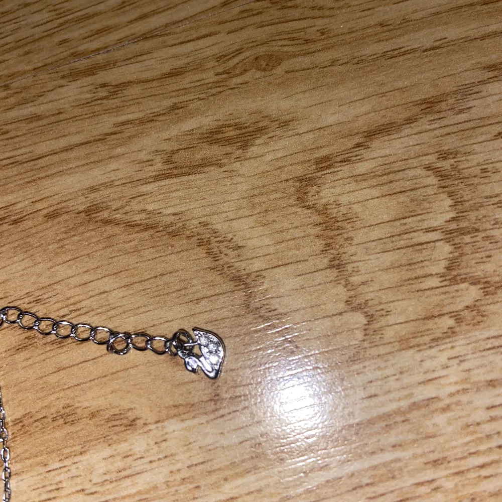 Säljer mitt fina swarovski halsband med äkta kristaller, köpt för 1350kr. Använt 2-3 gånger. Har ej kvar lådan den kom i. Nyskick. Accessoarer.