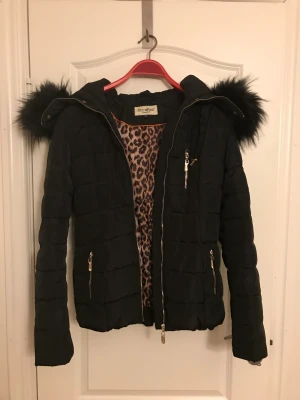 Vinterjacka - Jättefin roco baroco vinterjacka med svart päls, använd ungefär en halv vinter och är i nyskick. Köpt för 1500kr Passar XS-M. PRIS KAN DISKUTERAS 