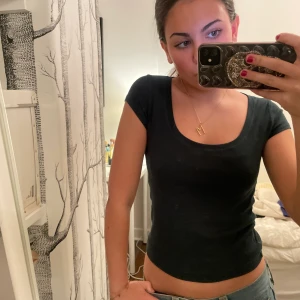 Mörkgrön t-shirt - Jättefin t-shirt som är mörkgrön, man ser inte riktigt färgen på de två första bilderna men man ser typ på sista bilden💓💓