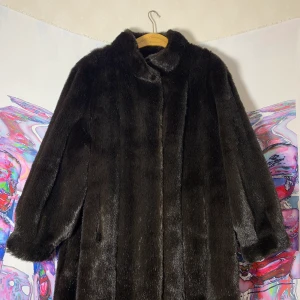 Otrolig mörkbrun fuskpäls, i myntskick!  - Otrolig mörkbrun fuskpälskappa, ser precis ut som en äkta minkpäls! ✨ I myntsick, dvs precis som ny.  Finns i Stockholm, kan mötas upp eller skickas mot porto. Märkt strl. 40, men skulle säga att det är en XL. Billigare vid snabb och smidig affär.