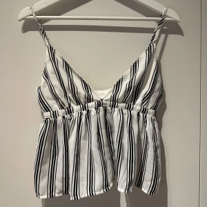 Topp från bikbok - Fint skick, använd några gånger. Sitter jätte fint men inte riktigt min stil längre.