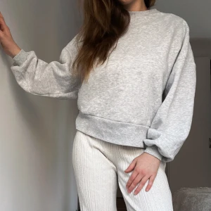 Mysig sweatshirt  - Ljusgrå mysig sweatshirt med snygg passform! Ganska oversized så passar nog en S/M med. Använd några gånger men är som ny! 
