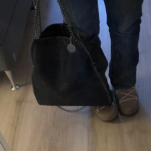 Stella McCartney väska - En Stella McCartney likande väska köpt i Spanien i våras. Knappt använd så 10/10 skick. Väldigt rymlig och dator och böcker får absolut plats, perfekt skolväska😇 flera fack inuti. Pris+frakt