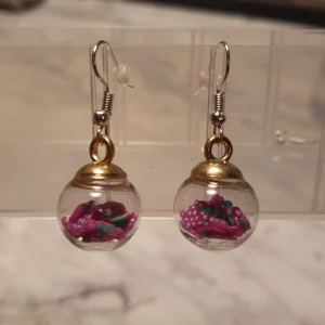 Örhängen  - Glas örhängen med frukt i❄🍇🍇