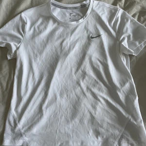 Träningstopp från Nike i storlek M💕 - I nyskick! 