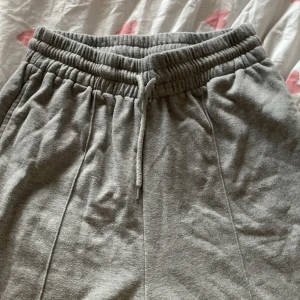 South beach mjukisbyxor - Säljer min mammas gamla mjukisbyxor från south beach i strl M som jag fick av henne. Vida byxor så sitter löst. 150 kr inklusive frakt