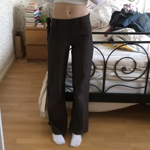 Low waist costymbyxor - Rikgit fina bruna lågmidjade konstymbyxor medutsvängda ben. Jag har sytt in dem lite i midjan och en decimeter ner mot låren. Sitter superfint och sitter bra i längden för mig som är 176 cm. Säljer då de inte kommer till användning💕