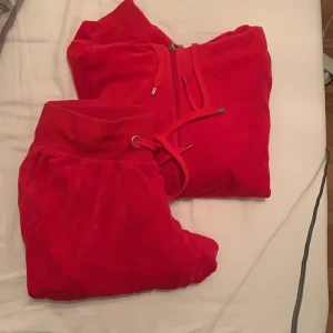 Velour set - Säljer mitt sett från Cubus i storlek s.  Pris: 120kr Köparen står för frakten
