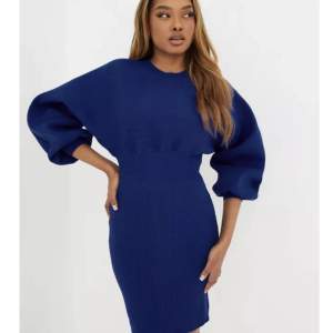 superfin blå klänning från märket YAS köpt på nelly.com, använd ett fåtal gången förra vintern, är i storlek S/M. originalpris ligger på 749kr