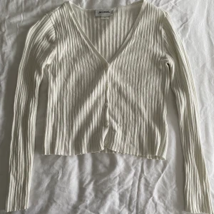 kofta - vit kofta från monki i storleken M men passar som S. lite croppad. stretchigt material. 💗 köparen står för frakt.