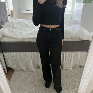 Wide black jeans strl xs - Jag säljer dessa vida svarta jeans från monki, storlek 24 (xs). Jeansen sitter högmidjat och medellånga i benen på mig som är 164💕