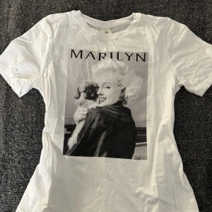Marilyn Monroe T-shirt med tryck  - Aldrig ent provat! Helt orörd från hm. Bud gärna med eget prisförslag! Vid köp av flera saker kan jag möjligtvis fixa paketpris så fråga! Kan träffas/frakt 11 kr