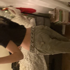 Cargo pants - Lowwaist cargo byxor i militärgrön💟 passar mig 172 men även kortare! 