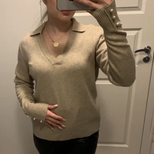 Tröja  - Köpte från Nelly i märket VILA som aldrig har kommit till användning. Väldigt elegant och stilig beige aktig tröja med krage 🥰 köpte för 399 säljer för 300! 🤍