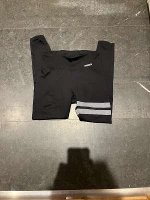 Stronger tights s 🖤 - Superfina men dessvärre kommer dem inte till användning. Bra skick! Squatproof. Storlek s. Sitter som en vanlig s 🖤