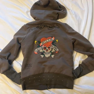 Ed hardy zip up - Ed hardy zip up! Har verkligen älskar denna!!!❤️‍🔥🧚‍♂️ Sitter rätt tajt på har lurvig luva, har lite små fläckar men är annars i väldigt gott skick!💋 Väldigt unik och cool💖💓💖kan posta 😌