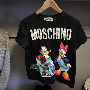 Jättefin tröja från HMs kollektion med Moschino. Tröjan är inte använd så mycket så den är i väldigt fint skick.
