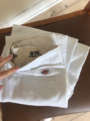Dickies 874  - Vita Dickies strl 32x30, brukar ha 38 i byxor o passar mig. bara använda ett fåtal gånger, i nyskick! Säljer pga slutat skejta, nypris 749:-