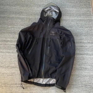 Arcteryx jacka  - Otroligt fint skick på denna! Size M herr! Säljs inte längre så svår att få tag på