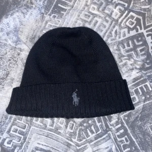 Ralph Lauren mössa - Fin mössa men har tyvärr inte kommit till användning så mycket så säljer den här! Tror jag köpte den för ca 500-600 kr.