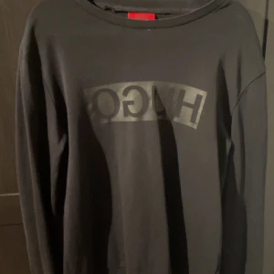 Hugo boss tröja  - Säljer denna Hugo boss tröja då den är för liten för mig, tröjan är knappt använd och är i utmärkt skick.