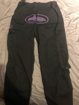 Cortiez byxor - Tjena, Jag säljer just nu min cortiez byxor då dom bara ligger i garderoben. Vill ha 2000kr men pris kan gå ner vid snabb affär. Har även en cortiez plastpåse med zip jag fick. LÄGGER DOM FÖR BARA 1500kr I 1 DAG