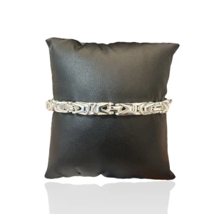 Kejsarlänk silverplatterad - Kejsarlänk i nytt skick. Aldrig använd och är fortfarande i dess förpackning. Säljer då jag skulle ge i present och ångrade mig samt ej kunde lämna tillbaka den. Perfekt för alla.  bra tips till de som ska köpa nått till sin partner/bror/förälder osv 