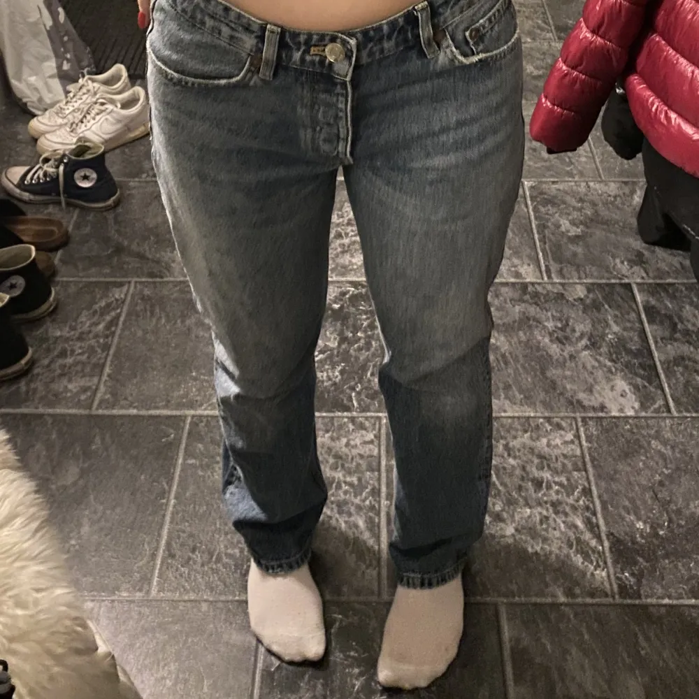 Säljer nu mina favorit byxor, low waist jeans från zara för dom blivit lite för stora för min smak🥲dom är väldigt snygga oversize också men har många liknande🫶🏻. Jeans & Byxor.