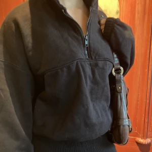 Svart hoodie - Från weekday, jättefint skick! Frakt tillkommer❤️