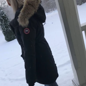 canada goose jacka  - Säljer denna jacka i fint skick. Använd några få gånger. Finns ett litet hål inuti luvan som knappt syns. 