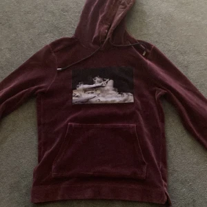 Limitato hoodie - Säljer nu min limitato hoodien fint skick då den är för liten, kan både skicka den via PostNord och mötas upp.