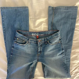 Lowwaisted bootcut jeans - Säljer då dom börjar bli för korta på mig som är 175+🤍 INRB: 80cm MID: 38 cm. Frakt tillkommer