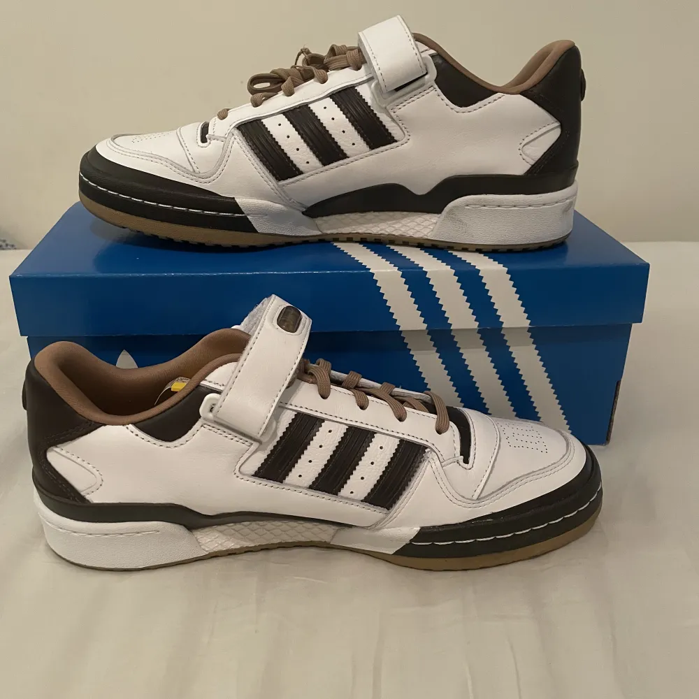 Hej jag säljer ett par Adidas Forum X M&M🤎Skorna är deadstock🤎 Kvitto och box finns🤎skorna går för 1600 på footlocker så jag säljer för ett rätt schyst pris🤎bara att höra av sig med frågor om skon eller fler bilder🤎PRIS KAN ALLTID DISKUTERAS🤎. Skor.